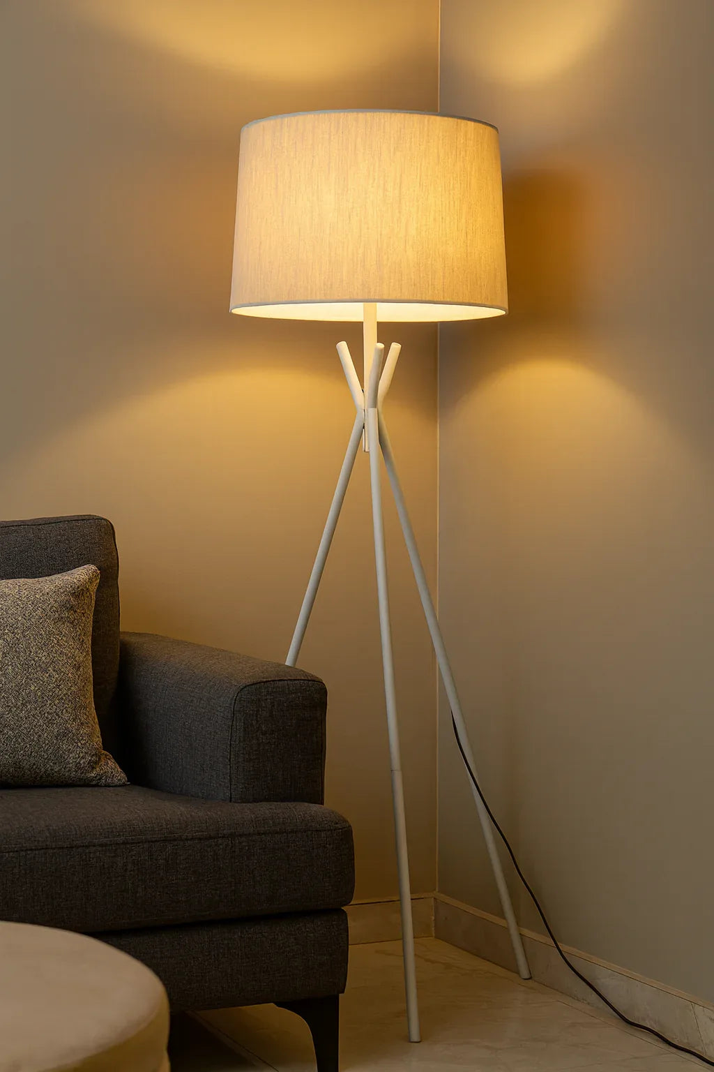 Metal Tripod Lamp 01 – Modern Floor Lamp with Shade